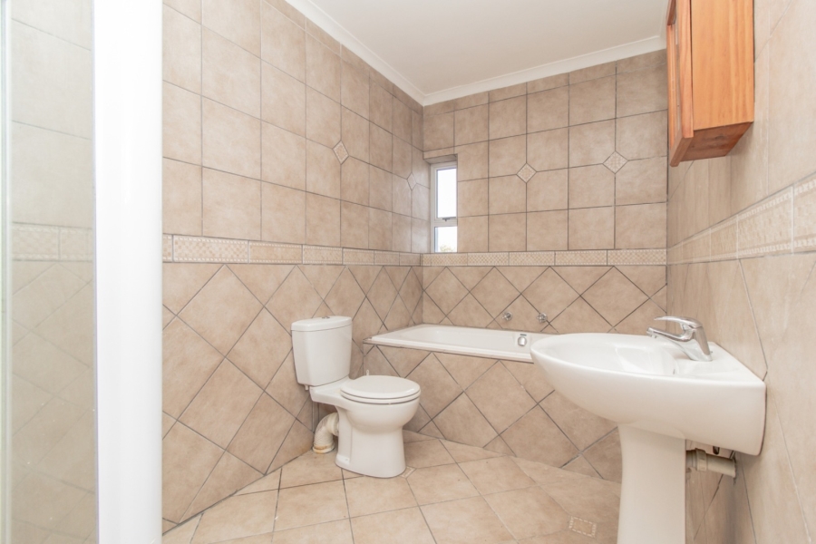 To Let 6 Bedroom Property for Rent in Bettys Bay Western Cape